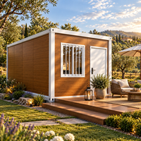 Maison conteneur moderne avec panneaux en bois, porte coulissante en verre, structure en acier et terrasse pour l'extérieur