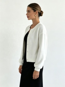 <span class=keywords><strong>Cardigan</strong></span> in Finta Pelliccia di Visone Bianco per Donna Zeyu, Elegante Maglione Corto con Collo Tondo e Bottoni di Perle, Capospalla Femminile ODM - Product Image 3