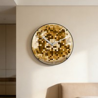 Horloge murale analogique à quartz de luxe Art Déco en verre convexe doré de 14 pouces pour studio de mode créatif, salon tendance ou défilé