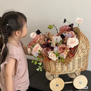 Cesta de Flores de Ratán Tejida a Mano con Ruedas, Maceta Decorativa Estilo Cochecito de Bebé para Arreglos Florales, Decoración para Bodas y Fiestas - Product Image 2