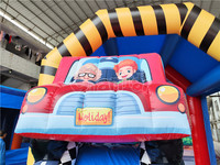 Structure gonflable pour enfants avec toboggan et espace de saut