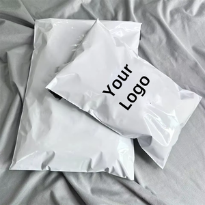 Почтовые пакеты из переработанного черного полимера с индивидуальным логотипом для экспресс-доставки одежды - Product Image 1