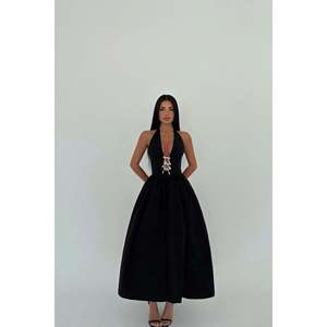 Vestido de Bailarina Negro con Elegante Detalle de Lazo de Perlas - Product Image 4