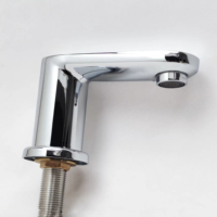 Robinet de douche mural moderne en acier inoxydable brossé chromé à poignée unique avec jets pluie et doux