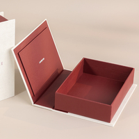 Boîte cadeau magnétique en lin blanc de qualité supérieure, forme de livre, boîte rigide de luxe, intérieur rouge vin, emballage pour vêtements, bijoux, logo personnalisé