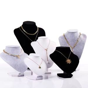 Expositor de Collares de Terciopelo Elegante con Base de Cuero, Maniquí para Exhibición de Joyería, Organizador de Almacenamiento de Collares - Product Image 5