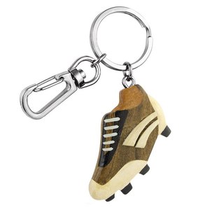 Portachiavi in legno a forma di scarpa da calcio con moschettone per chiavi e borse - Product Image 1