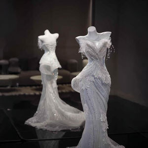 Robe de mariée sirène moderne et élégante NT45, coupe ajustée, longueur ras du sol, avec fleurs et appliques en cristal - Product Image 3