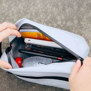 Sac cosmétique imperméable en PVC à double couche pour les voyages de bureau, pour transporter des ordinateurs portables, des stylos et des gadgets technologiques - Product Image 2