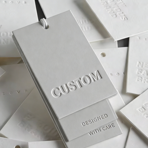 Étiquettes de suspension personnalisées avec logo, finition mate gaufrée, estampage à chaud, étiquettes de cartes de visite de luxe, étiquettes de suspension personnalisées de luxe - Product Image 2