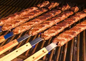 Spiedini per Barbecue riutilizzabili lunghi da 23 pollici in acciaio inossidabile spiedini di Kebab per Barbecue in stile brasiliano con manico in legno