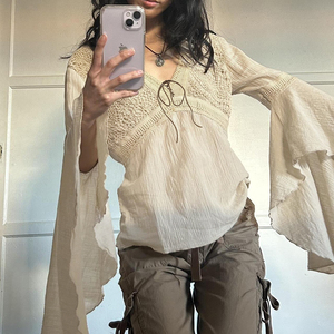 Camiseta de verano ecológica estilo bohemio vintage con malla y lazo frontal, manga larga, holgada, talla grande, con manga acampanada y cuello en V, top informal. - Product Image 1