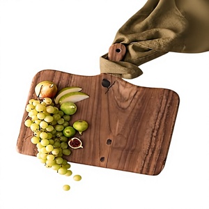 Planche à charcuterie en bois massif, vente en gros, plateau rectangulaire pour servir viande et fromage, pour restaurants et traiteurs - Product Image 1