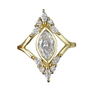 Anello di fidanzamento da donna in oro giallo con diamante taglio marquise e pietre laterali naturali colore D - Product Image 5