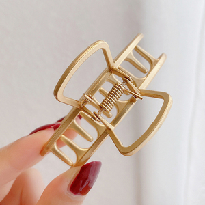 MIO Vente en gros Barrette pour femmes Épingles à cheveux en métal Griffe Large Gold Designer Pinces à cheveux simples pour cheveux longs et épais - Product Image 4
