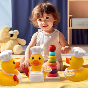 بطة مطاطية مخصصة للطبخ بحجم 3 بوصات، لعبة حمام تعليمية عائمة للأطفال تصدر صوتًا - Product Image 3