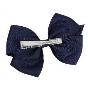 Bán buôn nơ cài tóc trẻ em thanh lịch, tùy chỉnh, làm thủ công bằng ruy băng grosgrain, đính ngọc trai, kẹp cá sấu, đóng gói hộp carton - Product Image 5
