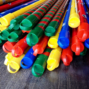 Balai à poussière écologique de style indien avec tête en PVC et manche en plastique, doté de balais en fibres naturelles. - Product Image 6