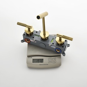 Robinet de lavabo mural dissimulé Robinet d'eau chaude et froide caché Robinet de luxe rond à trois trous avec lumière dorée - Product Image 6