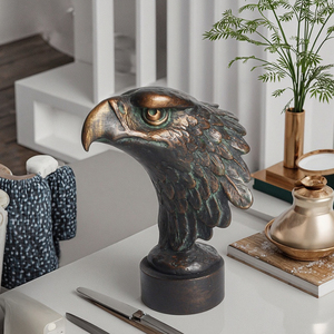 Figurines décoratives durables en fonte de métal, têtes d'animaux (faucon et aigle), petites sculptures pour le bureau et cadeaux de fêtes - Product Image 1