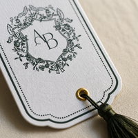 Carte de menu de mariage personnalisée découpée sur mesure avec logo monogramme couple et pompon pour la décoration de table de banquet de mariage