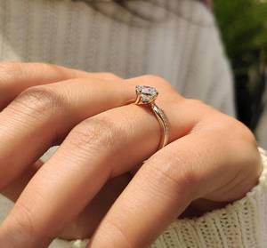 แหวนหมั้นเพชรเพาะเลี้ยง 1 กะรัต สำหรับผู้หญิง ทองคำแท้ 14k ปราศจากนิกเกิลและสารตะกั่ว ระดับความสะอาด VVS สี E F หรูหราอย่างยั่งยืน ขายส่ง - Product Image 2