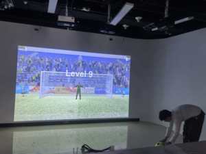 Juego de Fútbol Interactivo con Proyección AR, Juego de Tiros Penales de Alta Precisión para Interiores, Ideal para Salas de Juego - Product Image 3