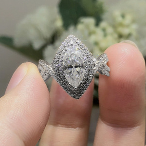 Anello da Donna F970 in Oro Bianco con Diamante Naturale Taglio a Pera, Anello di Fidanzamento con Diamante Colore D e Montatura Halo - Product Image 1