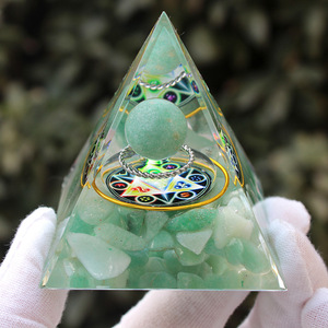 Pyramide en résine époxy avec paillettes de cristal, ornement de bureau, aventurine verte, décoration Feng Shui pour la maison, cadeau - Product Image 1