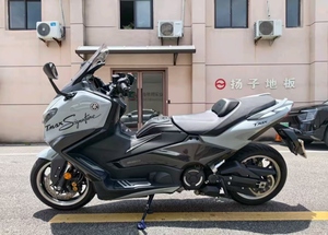 ยามาฮ่า ทีแม็กซ์ <span class=keywords><strong>560</strong></span> สกู๊ตเตอร์สปอร์ตขนาดใหญ่ระดับเรือธง พร้อมเครื่องยนต์ 2 สูบ 562 ซีซี CP2 และโครงอะลูมิเนียมเพื่อการขับขี่ในเมืองและการเดินทางขั้นสุดยอด - Product Image 5