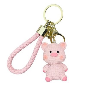 พวงกุญแจหมูน่ารักขายดี ตุ๊กตาสัตว์เรซิ่น ของตกแต่งกระเป๋า พวงกุญแจรถยนต์สุดหรู และของตกแต่งห้อยเก๋ๆ - Product Image 5