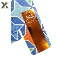 Boîte cadeau miniature en chocolat artisanale avec logo estampé or personnalisé, fenêtre transparente, papier kraft verni, recyclable