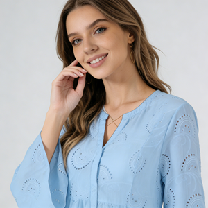 Robe décontractée pour femmes grande taille, bleu clair, broderie anglaise, col en V, manches évasées, ourlet à volants - Product Image 1