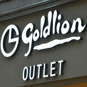 Магазин модной одежды с логотипом и подсветкой спереди; Обувь с надписью Halo; Магазин; Вывеска