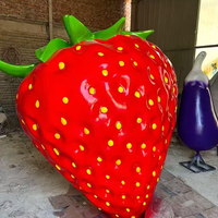 Hoogwaardig FRP aardbeienbeeld, groot glasvezel fruitbeeld voor tuinlandschap, moderne binnen- en buitenkunst, cartoonkunst