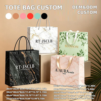 Bolsa de papel ecológica reciclable de cartulina blanca con logo personalizado en lámina dorada para regalos de boda, cumpleaños y fiestas.