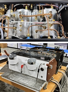 Machine à expresso électrique commerciale à double tête avec pompe semi-automatique programmable pour la mousse de lait, idéale pour les hôtels et usage privé - Product Image 6