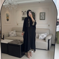 Robe élégante en laine et mousseline brodée de perles à manches longues avec hijab assorti et travail de strass floraux – Ensemble musulman