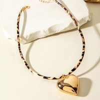Collier Maillard à imprimé léopard exagéré, pendentif en forme de cœur, rétro et haut de gamme, un accessoire de mode transfrontalier