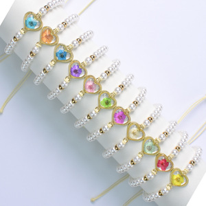 Braccialetto con Fiori Essiccati di Narciso, Ciliegio e Pesco, Cornice Dorata, Perle Finte in Resina e Vetro, Gioiello da Polso Delicato - Product Image 1