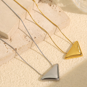 Collar con colgante triangular geométrico minimalista, cadena de aleación de zinc chapada en oro de 18k para mujer, joyería de moda XL330 - Product Image 1