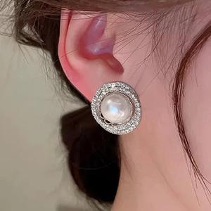 Orecchini a Perno con Perle Akoya, Placcati in Oro Bianco, Argento 925, Perle Coltivate AAA Rotonde, Montatura a Castone, Gioielli Classici da Sposa per Donne - Product Image 5