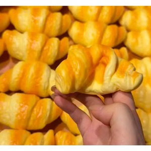 Vente en gros de jouets en forme de croissant anti-stress à récupération lente, doux et moelleux, réalistes, pour enfants - Product Image 3