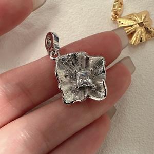 Pendentif en argent pur S925, style français léger, élégant, tempérament artistique, simplicité, motif plissé, matériau principal en or - Product Image 5