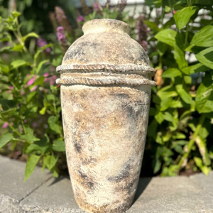 Vase de sol décoratif en poterie rustique, style antique, grande amphore, finition patinée, détail corde, accent de décoration intérieure - Product Image 1