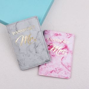 Funda de Pasaporte y Tarjetas de Viaje de Cuero PU Ligero, Impermeable y con Protección RFID, Diseño de Mármol con Estampado Dorado, para Parejas - Product Image 2