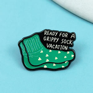 Paire unique de broches en forme de chaussettes, accessoires de mode en émail avec lettres anglaises, badges en alliage émaillé pour la décoration de vêtements - Product Image 2