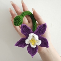 Ornement de fleur de columbine à double pétale en amigurumi fait main, mini cadeau vintage pour sac fourre-tout et décoration intérieure de voiture