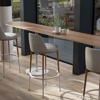 Design d'intérieur de café industriel moderne avec comptoir de bar en bois courbé et ensemble de mobilier de restaurant sur mesure