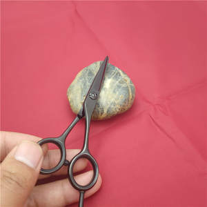 กรรไกรตัดผมมืออาชีพ 5 นิ้ว 440C สแตนเลสสตีล ใบมีดคม ด้ามจับสั้น สำหรับช่างทำผม - Product Image 2